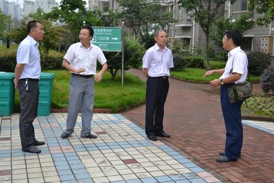 在溧陽市地震局王鋼局長等領導陪同下,實地考察了溧城鎮嘉豐社區創建